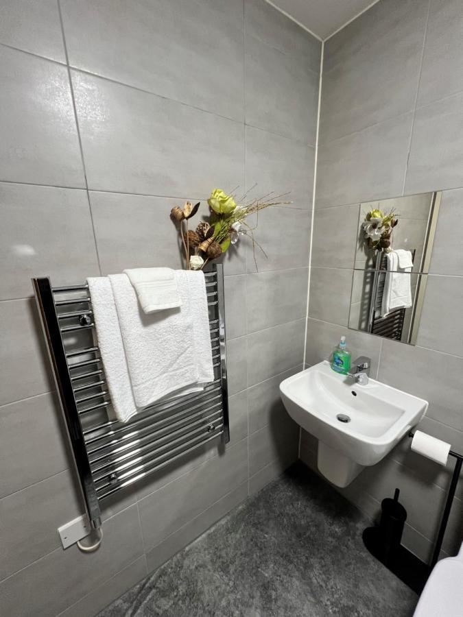 Spacious 1 Bed Relocation Apartment Free Parking, Brierley Hill Buitenkant foto